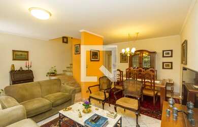 Imagem: A casa possui 3 Dormitórios, 3 Banheiros, 2 Vagas na garagem