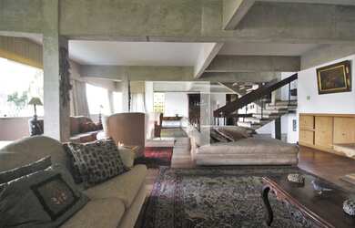 Imagem: A casa possui 6 Dormitórios, 4 Suítes, 7 Banheiros e 650m²