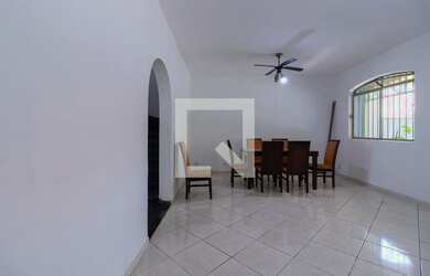 Imagem: A casa possui 4 Dormitórios, 2 Suítes, 3 Banheiros, 3 Vagas