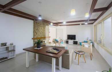 Imagem: A casa possui 7 Dormitórios, 6 Suítes, 8 Banheiros, 5 Vagas