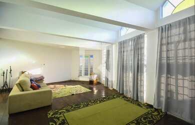 Imagem: A casa possui 5 Dormitórios, 1 Suíte, 5 Banheiros, 3 Vagas