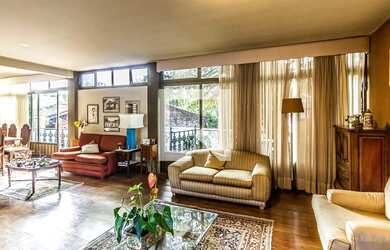 Imagem: A casa possui 4 Dormitórios, 1 Suíte, 4 Banheiros, 4 Vagas