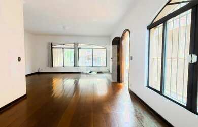 Imagem: A casa possui 4 Dormitórios, 1 Suíte, 4 Banheiros, 2 Vagas