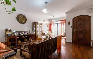 Imagem: A casa possui 3 Dormitórios, 3 Suítes, 5 Banheiros, 3 Vagas