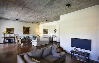 Imagem: A casa possui 4 Dormitórios, 4 Suítes, 5 Banheiros, 5 Vagas