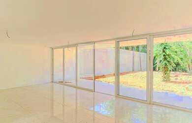 Imagem: A casa em condomínio possui 4 Dormitórios, 4 Suítes, 5 Banheiros