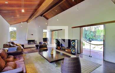 Imagem: A casa possui 4 Dormitórios, 3 Suítes, 7 Banheiros, 3 Vagas