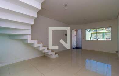 Imagem: A casa possui 3 Dormitórios, 1 Suíte, 2 Banheiros, 5 Vagas