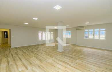 Imagem: A casa possui 4 Dormitórios, 3 Suítes, 5 Banheiros, 4 Vagas