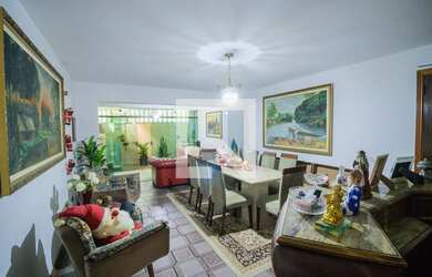 Imagem: A casa possui 3 Dormitórios, 2 Suítes, 4 Banheiros, 2 Vagas