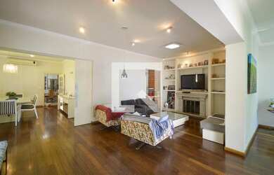 Imagem: A casa possui 4 Dormitórios, 3 Suítes, 5 Banheiros, 9 Vagas