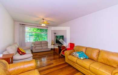 Imagem: A casa possui 4 Dormitórios, 2 Suítes, 3 Banheiros, 6 Vagas