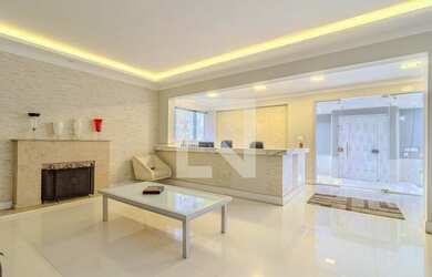 Imagem: A casa possui 6 Dormitórios, 2 Suítes, 6 Banheiros, 8 Vagas