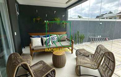 Imagem: A casa em condomínio possui 5 Dormitórios, 4 Suítes, 6 Banheiros