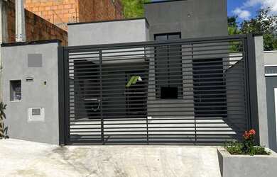 Imagem: A casa possui 2 Dormitórios, 1 Suíte, 2 Banheiros, 2 Vagas