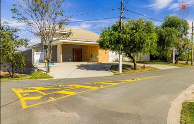 Imagem: A casa em condomínio possui 4 Dormitórios, 4 Suítes, 5 Banheiros