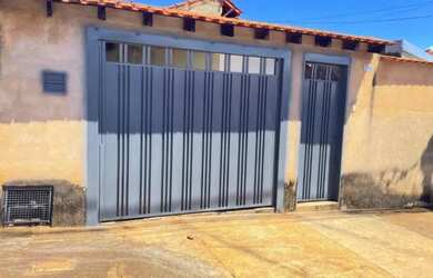 Imagem: A casa possui 2 Dormitórios, 1 Banheiro, 3 Vagas na garagem