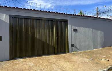 Imagem: A casa possui 3 Dormitórios, 1 Suíte, 2 Banheiros, 4 Vagas