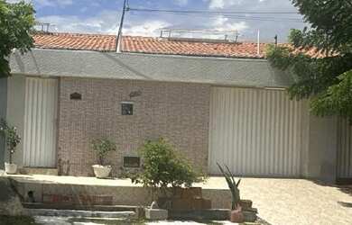 Imagem: A casa possui 3 Dormitórios, 1 Banheiro, 112m² de Área e