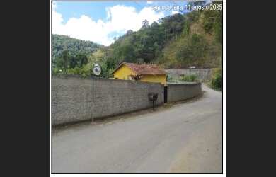 Imagem: A casa possui 3 Dormitórios, 1 Banheiro, 431m² de Área e