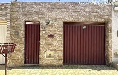 Imagem: A casa possui 3 Dormitórios, 1 Banheiro, 1 Vaga na garagem