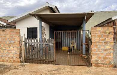Imagem: A casa possui 2 Dormitórios, 1 Banheiro, 1 Vaga na garagem