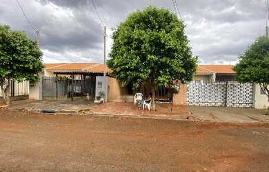 Imagem: A casa e possui 2 Dormitórios, 1 Banheiro, 1 Vaga na garagem