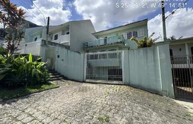 Imagem: A casa possui 3 Dormitórios, 1 Banheiro, 2 Vagas na garagem