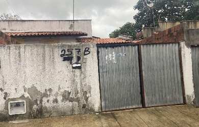 Imagem: A casa possui 2 Dormitórios, 1 Banheiro, 1 Vaga na garagem