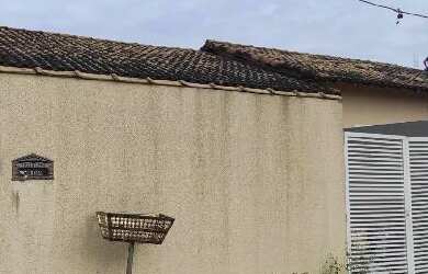 Imagem: A casa possui 2 Dormitórios, 1 Banheiro, 1 Vaga na garagem