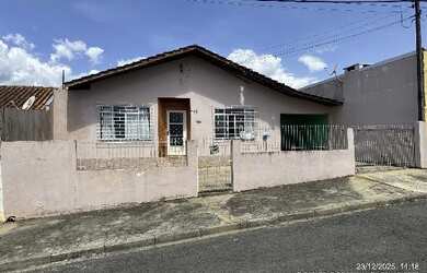Imagem: A casa possui 1 Dormitório, 1 Banheiro, 1 Vaga na garagem