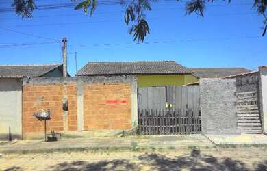 Imagem: A casa possui 2 Dormitórios, 1 Banheiro, 1 Vaga na garagem