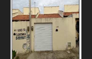 Imagem: A casa possui 2 Dormitórios, 1 Banheiro, 1 Vaga na garagem