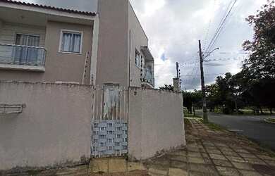 Imagem: A casa possui 3 Dormitórios, 1 Banheiro, 2 Vagas na garagem