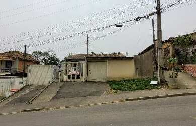 Imagem: A casa possui 3 Dormitórios, 1 Banheiro, 2 Vagas na garagem