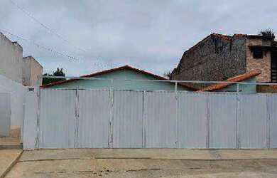 Imagem: A casa possui 1 Dormitório, 1 Banheiro, 1 Vaga na garagem