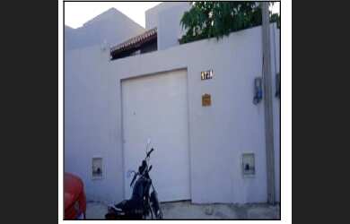 Imagem: A casa possui 2 Dormitórios, 1 Banheiro, 1 Vaga na garagem