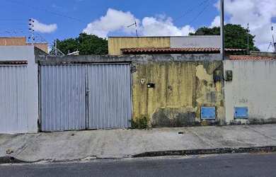 Imagem: A casa possui 2 Dormitórios, 1 Banheiro, 1 Vaga na garagem