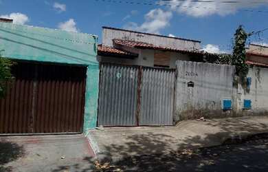 Imagem: A casa possui 2 Dormitórios, 1 Banheiro, 1 Vaga na garagem