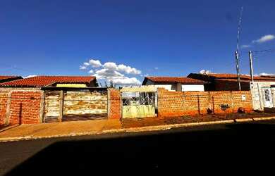 Imagem: A casa possui 2 Dormitórios, 1 Banheiro, 1 Vaga na garagem