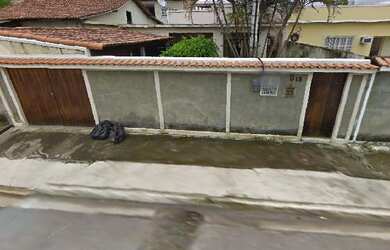 Imagem: A casa possui 4 Dormitórios, 1 Banheiro, 2 Vagas na garagem