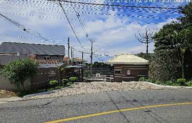 Imagem: A casa possui 3 Dormitórios, 1 Banheiro, 1 Vaga na garagem