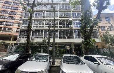 Imagem: O apartamento possui 3 Dormitórios, 1 Banheiro, 1 Vaga na garagem