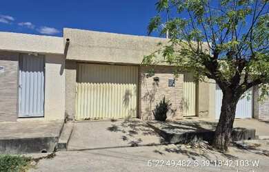 Imagem: A casa possui 3 Dormitórios, 1 Banheiro, 1 Vaga na garagem