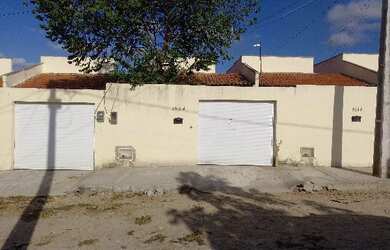 Imagem: A casa possui 2 Dormitórios, 1 Banheiro, 1 Vaga na garagem