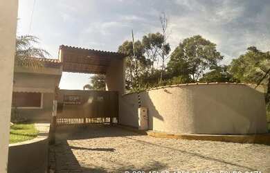 Imagem: A casa possui 5 Dormitórios, 1 Banheiro, 236m² de Área, 319m²