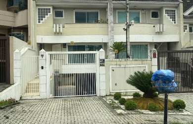 Imagem: A casa possui 4 Dormitórios, 1 Banheiro, 243m² de Área, 120m²