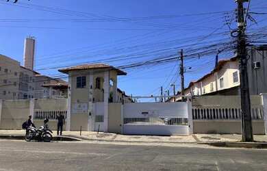 Imagem: A casa possui 3 Dormitórios, 1 Banheiro, 1 Vaga na garagem