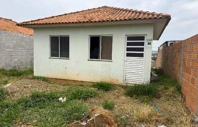 Imagem: A casa possui 2 Dormitórios, 1 Banheiro, 1 Vaga na garagem