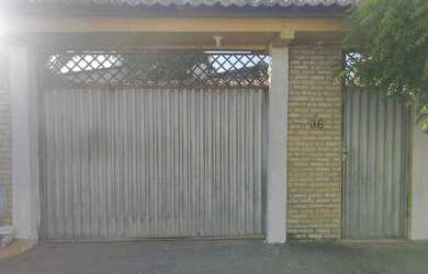 Imagem: A casa possui 2 Dormitórios, 1 Banheiro, 2 Vagas na garagem